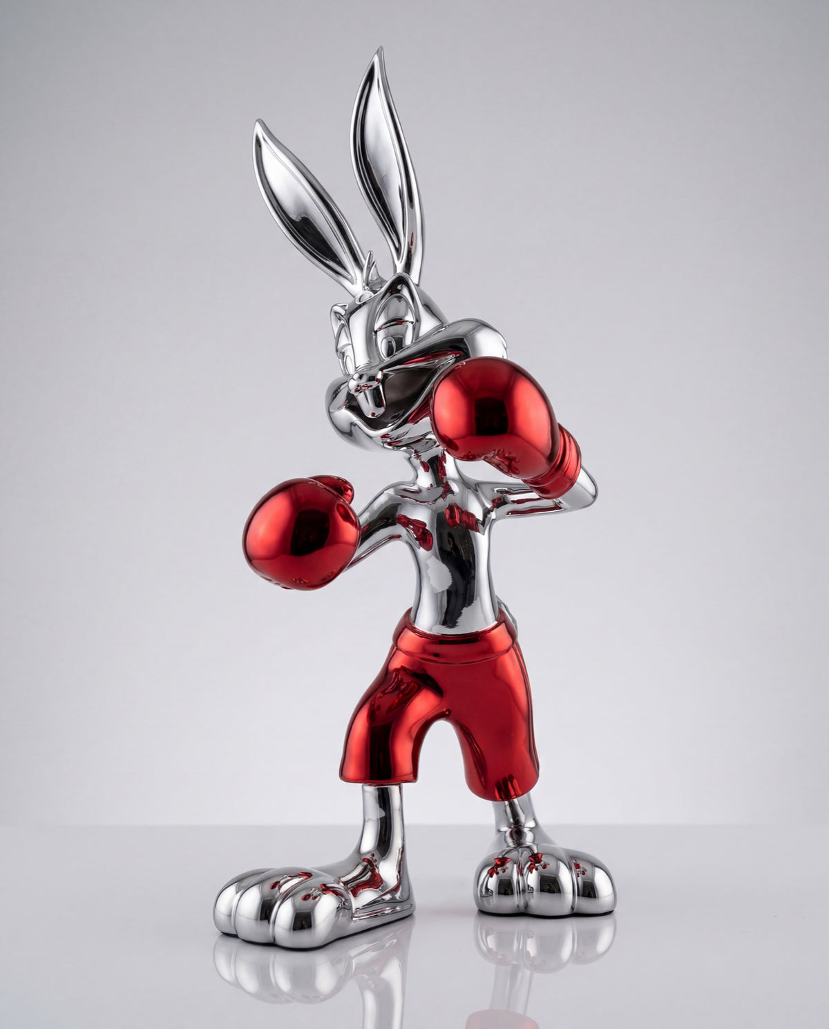 KNOCKOUT — Rosso scultura coniglio pugile cromato con guantoni rossi