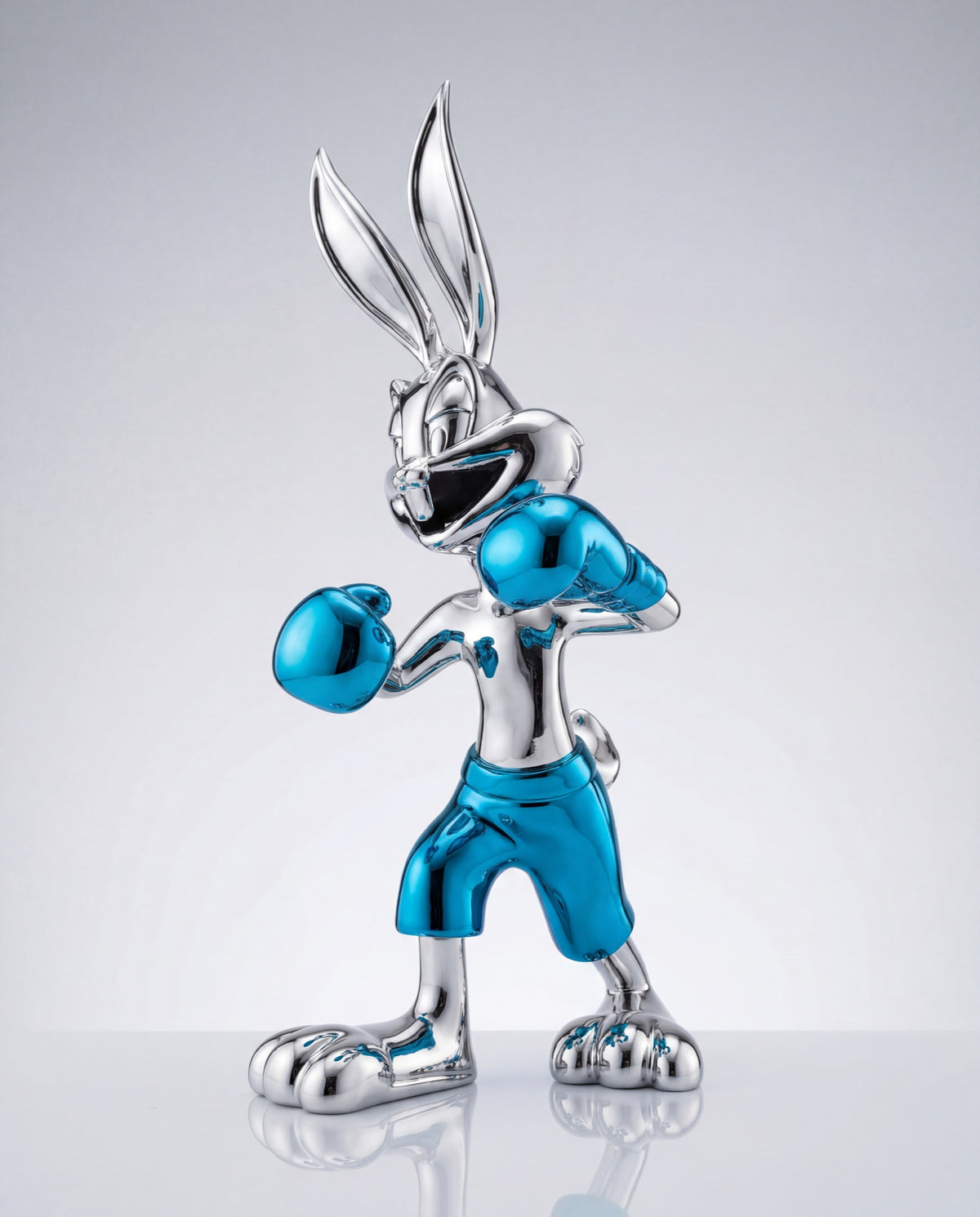 KNOCKOUT — Blu scultura coniglio pugile cromato con guantoni blu